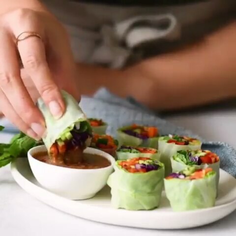 Vegan rainbow 🌈 spring rolls!😍 Watch the video for the technique.✨
TAG A FRIEND WHO WOULD LIVE THIS!❤️
.
Filling:
lettuce leaves
red bell pepper
carrots
cucumber
cabbage
mint and basil leaves
.
Peanut sauce:
1/2 cup peanut butter
2 tbsp rice vinegar
2 tbsp soy sauce or tamari
2 tbsp maple syrup
1/3 cup water
1 tsp sesame oil
salt, red pepper flakes
By @hellolisalin
.
#veganrecipes #springrolls #veganfood #veganlife #veganfoodshare #vegansnacks #vegancommunity #vegansofig
 #healthyeating #delicious #healthylifestyle #healthyliving #yummy #breakfast #foodie #food #fitness #fit #mealplan #mealprep #foodprepping