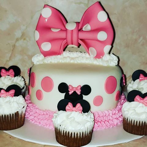 Minnie Mouse smashcake and cupcakes! .
.
.
#minnienousecake #smashcake #minniemousepink #creativecakes #minniemousecupcakes #prettyinpink🎀  #cuteness #cakesofinstagram #cakesofig #cakescakescakes #whatsyourcaketheme #sweetcreations #black #white #pink #pinkbows #blacknpinkminnie #creacionescreativascomestibles #pastelespreciosos #lastcakeofthiseek