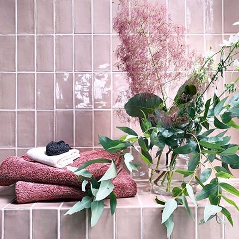 Pink does't have to be overwhelming. These soft pink handmade subway tiles @bijouxhomes used are perfection! 📷 @bijouxhomes