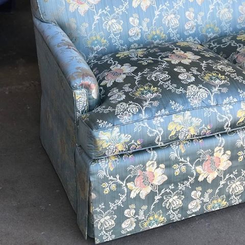 We changed the arms on this square arm sofa per the designer's request and reupholstered in a 100% silk fabric with dressmaker outsides and full self welt!
#reup #reupholstery #reupholsteredsofa #sofa #customupholstery #upholsterydetails #upholsteryworkroom #workroom #furnituredesign #furniture #design #interiordesign #partnersindesign