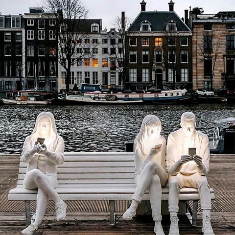 В Амстердаме возвели светящий монумент пользователям смартфона⤵️ ⠀
📱дизайнеры решили показать картину, которую мы наблюдаем каждый день, даже не обращая на это внимания
⠀
📱Три человека сидят на лавочке и полностью поглощены своими гаджетами, которые подсвечивают их лица. Это же образ каждого из нас! Узнаёте?
⠀
📱Эта скульптура показывает, как гаджеты своим заманчивым светом уводят нас от реальности
#Амстердам #реалиижизни