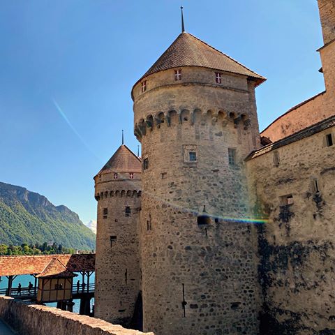 Первый замок, который я облазила сверху донизу, да еще и с аудиогидом.
⠀
Замок, который вдохновил Байрона на поэму «Шильонский узник». ⠀
Замок, который словно вырос из скалы - смотрите на последней фотке в серии, как в темнице замка скала словно превращается в стену 🙀
⠀
Невероятное место. Потрясающее. А со стороны озера - ну игрушка игрушкой 😄
⠀
#switzerland #castle #beautiful #awesome #architecture #old #travel #holiday #швейцария #замок #восторг #эмоции #архитектура #средневековье #путешествие #отпуск