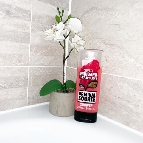 I thought a picture from my bathroom on a Sunday was quite fitting as I love having a bath on a Sunday night ready for the week ahead. Featuring my favourite shower gel but I must say I prefer the tingle ones🙋‍♀️. This little flower we have a few of these, but my boyfriend smashed one😂😂, but they were £4 from @lovewilko ! I love there home section as you are probably learning reading my posts💞 .
.
.
The initial baskets are my favourite. Something else we had bought before we moved in with no idea where they would go, but they have taken place on our bath room window sill. We have 2 each with both our initials on and it’s where we keep shampoos etc. They are from @nextofficial , I wanted to get some more with a W on so the puppy could use them as a toy box because I love them that much but Jason told me no🤣😂.
.
.
.
#firsttimehomebuyer #homedecor #homeinspiration #bathroomdecor #sundayfunday #bathtime #foreverhome