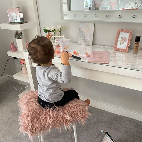 💫💫F R I Y A Y 💫💫 I would love to post a perfect insta pic of me sat at my dressing table peacefully applying my make up 🙄 but the reality is I’m lent over this little man fighting him for my brushes and products 🤣 I wouldn’t have it any other way though ❣ 
Hope you all have a wonderful Friday 💕
.
.
.
.
#friday #instareality #toddlers #toddlersofinstagram #momlife #mommyandme #myhomevibe #bedroomdecor #mybedroom #homeinteriors #homeinspo #marble #geometricdecor #wakeupandmakeup #pink #rosegold #love