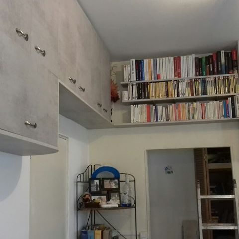 Une partie de la rénovation du meuble Tv bibliothèque. On a profité des hauteurs. Cette partie de bibliothèque ne représente qu'un quart de mes livres 📚📖
.
.
.
#bibliotheque #meublesalon #gris #livres #book #bookstagram #livrestagram #renovation #renover #maisonancienne #homerenovation #deco #madeco #decoaddict #decoration #bienvenuechezmoi #instagram