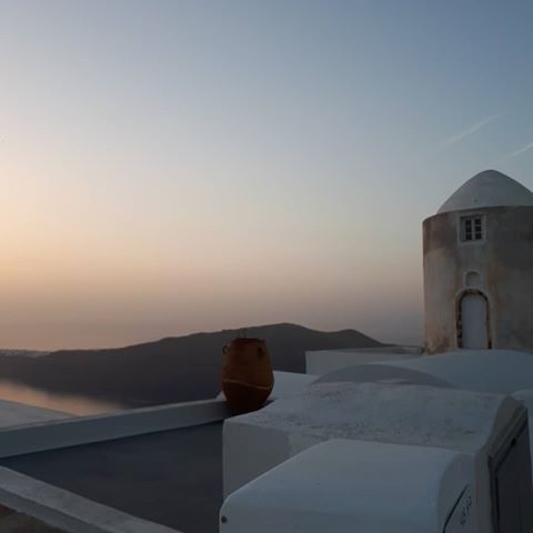 #nofilter #santorini #sunset #dusk #kyklades #instasea #instachill #greece🇬🇷 #ig_island #greecetravelgr1_ #greece_is_awesome #greeceislands #igers_greece #wu_greece #seascape #seaandsky #beauty #instablue #aegean #aegeansea #mediterranean #travelgreece #travelphotography #view #vitaminsea