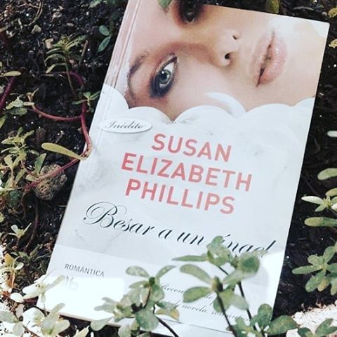 🖇️Reseña del libro “Besar a un ángel”🖇️
-
🔴Para leer la reseña completa, ingresar al enlace de mi perfil🔴
----------------------------------------------------
🔹Autor: Susan Elizabeth Phillips
🔹Año de publicación: 1996
🔹Género: narrativa romántica
-
🔶Sinopsis: 
La hermosa y caprichosa Daisy Devreaux puede ir a la cárcel o casarse con el misterioso hombre que le ha elegido su padre. Los matrimonios concertados no suceden en el mundo moderno, así que... ¿cómo se ha metido Daisy en este lío?
-
Alexander Markov, tan serio como guapo, no tiene la menor intención de hacer el papel de prometido amante de una consentida cabeza de chorlito con cierta debilidad por el champán. Aparta a Daisy de su vida llena de comodidades, la lleva de viaje con un ruinoso circo y se propone domarla. -
Pero este hombre sin alma ha encontrado la horma de su zapato en una mujer que es todo corazón. No pasará demasiado tiempo hasta que la pasión le haga remontar el vuelo sin red de seguridad... arriesgándolo todo en busca de un amor que durará para siempre.
----------------------------------------------------
🔶Reseña corta: 
Cuando la leí por primera vez, lo hice sin saber de qué iba la historia, me sumergí entre sus páginas buscando poco, pero encontré muchísimo.
-
La novela se vuelve fascinante mientras avanzas en la lectura, lo que podría pasar por un cliché, se vuelve enigmático y divertido.
-
La filosofía de cada personaje puede hacernos reflexionar, aunque no la compartamos, y qué decir de los animales, se vuelven entrañables.
-
La trama es fácil de leer, en un abrir y cerrar de ojos, uno ya está en el final, donde como cualquier novela romántica, triunfa el amor y todo es felicidad pura, después de superar las adversidades. No podría esperar menos, es cálido y reconfortante de leer, cómo el circo se vuelve el hogar de Daisy, de los artistas y los animales.
-
Esta novela nos hace reír, llorar y hasta suspirar, haciéndonos vivir la magia del circo “como un artista más”.
-
📝100% recomendada
📝 Fácil y breve lectura
⭐⭐⭐⭐⭐ 5 estrellas
#book #bookstagram #leer #besaraunangel #angel #novela #juveniles #librosmiadiccion #reseñas #kiss #lecturas #elephant🐘 #tigger #circus #arte