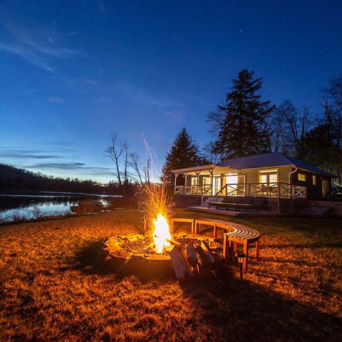 Warm summer nights, I’m sooo ready! Location: @amberlakecottage - link in bio to book!