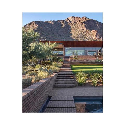 •
📌 Location: Cameiback Mountain, Phoenix, USA 🇺🇸
📐 Designed by: A-I-R Architects
•
•
•
#thestyleandarchitecture #house #housedesign #designhouse #design #designed #building #modern #modernbuilding #moderndesign #modernarchitecture #modernliving #arcitecture #arcitecturelovers #architecturelovers #architecture #architecturephotography #allofarchitecture #architectural #architecture_hunter #inspiration #inspiring #inspire #luxury #luxuryhomes #luxuryhouse #levels #garden #exterior #exteriordesign