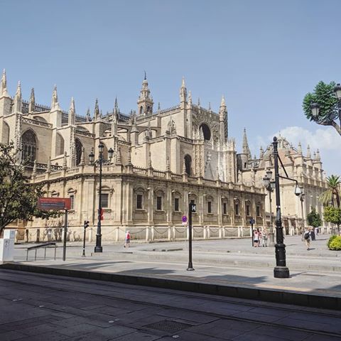 This doesn't even look real, but trust me it is. And just across the road is a Starbucks. Perfect!
.
.
.
#cathedral #castle #architecture #starbucks #seville #sevilla #spain #europe #summer #europeancity #europeansummer #perfect #traveller #travelling #travels #travel #vacation #holiday #holidays #wanderlust #dreamer #drholidayy #drholiday