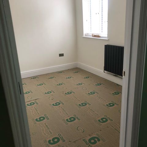 Finally we have carpets 🙌🏻🙌🏻 omg I’m so happy 😆😆#renovation #renovationproject #bedroomdecor #bedroom #sparebedroom