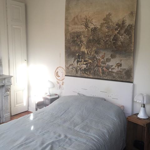 Vous le voyez le joli petit attrape-rêves que ma fille m'a fabriqué pour m'aider à mieux dormir ? 
#bedroom #madecoamoi #homedecor #decoration #interior #interiordesign #oldhouse #pipistrello #panthella
