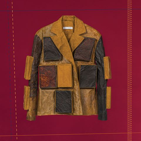 Working with natural and repurposed materials, Romina Cardillo of Nous Etudions, innovatively created a men’s jacket, titled ‘La Biomimesis’, made of black tea dyed kombucha, sugar, cellulose creating fermented micro-organisms and recycled cotton.
Explore the Sustainable Thinking exhibition in Florence from April 12th 2019 – March 8th 2020 #museoferragamo #sustainablethinking