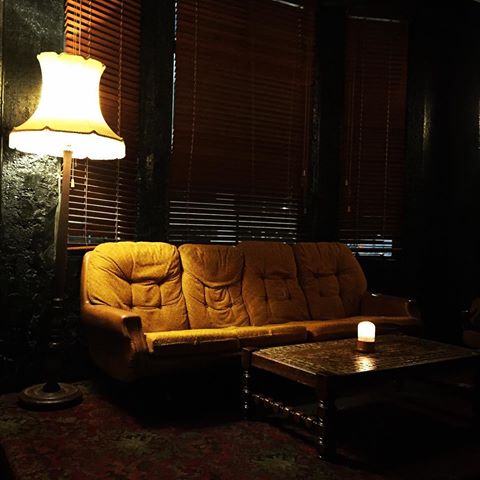 Toned down chill nights with a drink or two. (24.4.2019)
(I’m just kidding, it was super busy this day and I just happened to snap a second of calm and serenity.)
#bar #drinks #cocktails #mood
#lamp #carpet #yellowsofa
.
#TheLibrary #cocktailbar
#Wellington #NZ
.
#datenight #Easterspecials
#虹色と夕焼けと麦酒