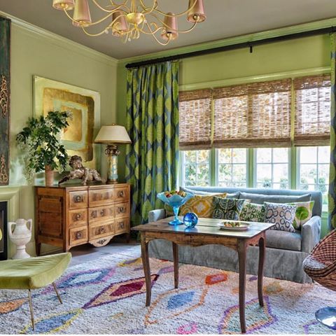 Look at all the details is in this room!✨@janiemolsterdesigns @gordongregoryphoto #interiordecor #interiordecorator #interiordesign #decordetails #livingroom #greenroom #lacquerwalls #green #antiques