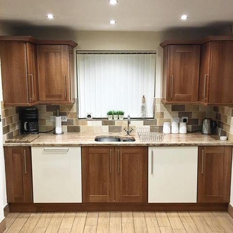 Evening Insta!! Hope you’ve all had a lovely Sunday and you are ready for Monday 💪🏼
.
This is half of our kitchen, its not my favourite - something just isn’t right 🤔
.
➡️ Not interior related..
We have been to BTCC today. The sound makes me smile so much 😆. Due to getting married last year we didn’t attend any of the races as there was so much going on but I have definitely missed it! 🏎
#home #homeinspo #homedecor #interior123 #kitchen #kitchendesign #neutral #btcc #hinching #hincharmy #mrshinch #homesweethome #granitecountertops