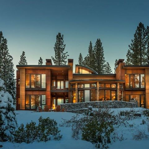 #дизайнинтерьера , #красивыедома 
Современная двухэтажная резиденция, в которой комфортно и уютно в любое время года, возведена архитекторами посреди живописного леса в Калифорнии