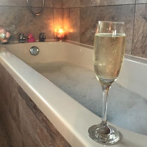 And relax... today has been a long day! So facemask on, prosecco poured, candles lit, & lovely bubble bath 🥂🛁
.
I do think I need a bath board though. Any recommendations?!
.
.
#ourhome #realhomes #decor #interiors #bathroom #bath #candle