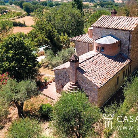 🏡 Country house in convenient and panoramic location, for sale just 10 km from Amelia and a little over an hour from Rome.
Total surface area of 285 sq.m, with large living room, kitchen, dining area, 4 bedrooms and 3 bathrooms. 38 sq.m garage. 3.69 hectares of private land with swimming pool 🏊♀ and small olive grove. 🌍 Location: Amelia, Umbria , Italy 🇮🇹
📧 Contact us at info@casait.it
More info: 👉 https://bit.ly/2UdY5Ih 👈
#casaitalia #casaitaliainternational #realestate