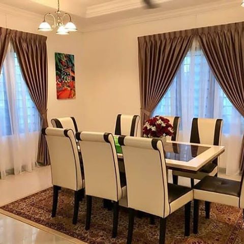 SATISFIED CLIENT| Simple and serene dining room designed and styled by us @kinki_interiors 
P.S...Did u know u can get this look by simply shopping from  our home accents? 🤔 -6 seaters dinning table -Persian rug...5/7ft is being
 displayed -Led chandelier -Table flowers -Custom curtain(on order) etc.... #diningroomdesign #diningroomtable #curtaindesign #custommade #persianrugs #abuja #homefurnishing #designstyle #lekkiphase1#luxuryhomes #interiordesigner #luxuryinteriors #bespokefurnituredesign #naijabrandchick #interiorstylist #homeliving #tabledecor #tableflowers #ledchandelier #homeaccent