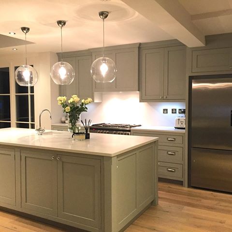 The stunning lighting in this client’s kitchen off sets the cabinets beautifully! The subtle beading around the door frames is our most popular choice of cabinet style, offering a traditional finish and longevity. View our different door styles by clicking on the link in bio ⬆️ #kitcheninspo #traditionalkitchen #handmadekitchen
