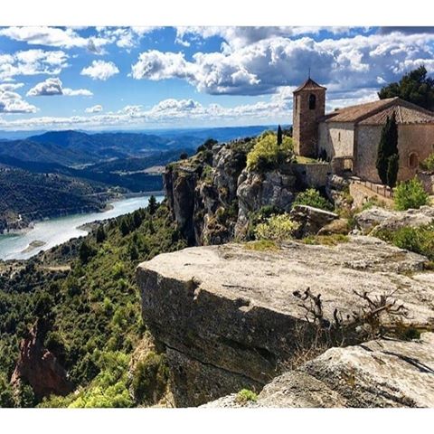 ❕ Discover the character and charm of our cities, towns and villages with our suggested routes:
🚶‍♂️🚶‍♀️A WALK ALONG MILLENARY BORDERS: this route crosses some of the most representative historical scenes of the history of the High Middle Ages in Catalonia. On the one hand, corners that belonged to the ancient Taifa kingdoms of Lleida and Tortosa,  where the legacy of islamic culture is preserved after so many years. On the other hand, some border castles  located on both sides of the Marca  Hispánica (March of Barcelona), the line that since the end of the 18th century identified the border between the territory of al-Àndalus and the Carolingian empire. 📸 Pictures:
1. Siurana village (Picture by @azimut.guides)
2. Seu Vella (cathedral) in Lleida (Picture by @rosacomes)
3. Montsonís castle in Foradada (Picture by @milghauss)
4. La Suda castle in Tortosa (Picture by @jana_by_jana)
5. MAP of must-see 
Discover all of them on ➡️ bit.ly/discovercataloniabycar2 ⬅️ °°° @turismesiurana @costadauradatur @turoseuvella @turismedelleida @aralleida @tortosaturisme @terresebre 
#DiscoverCataloniaByCar #CreateYourOwnPath #CatalunyaExperience #CiutatsiVilesambCaracter