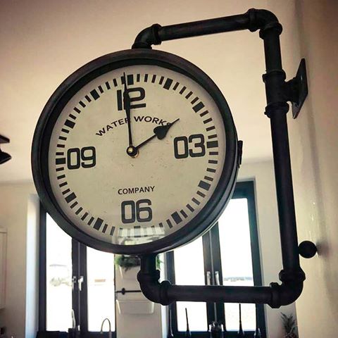 Just a bit of details. We have some industrial vibes on our first floor. Huge steampunk fan detected😜 Happy that it’s on trend right now and shops are full of the decor I like😊 *********************
Clock from Praxis
.
.
#apartmenttherapy#planteriordesign#bohodecor#decorinspo#myhomevibe#plantmom #netherlands#homedesign#homedesignideas#lifestyleblogger#blogger#pinterest#goals#follow#plantstyling##plantgang#myinteriorvibe#ikeaatmine#ikea#stylemyhome#myinterior#sorealhomes#spotlightonmyhome#homedetails#details#decor#clock#vintage#steampunk#industrialfarmhouse