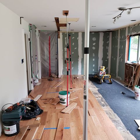 At our project in New Rochelle is a bit challenging but floor is looking really good!! Using the @zipwall_llc poles to put pressure on floor. 
#floors #flooring #interiordesign #architecture #renovation #floor #hardwoodfloors #home #design #interiors #hardwood #designer #hardwoodflooring #homedesign #cleaning #luxury #carpet #flooringideas #clean #tiles #lvt #homedecor #lagler #commercial #love #remodeling #tile #wood #ihavethisthingwithfloors #newrochelle