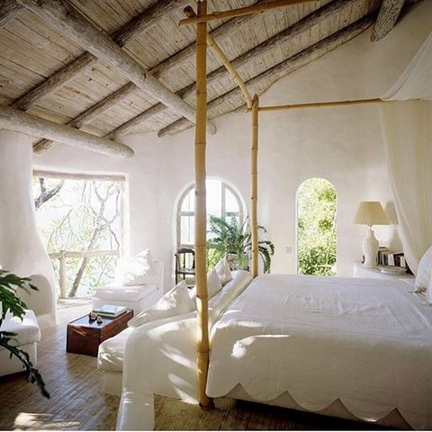 This is one gorgeous bedroom 🌴Simply love Bali style @venice.beachhouse
.
.
.
#baliinterior #balidreams #interior123 #interior4you1 #naturalinterior #naturalliving 
#homedecor #homedecor123 #beautifulhomes #naturaldecor #homeinspo #tropicalhomes #passion4interior #inspotoyourhome