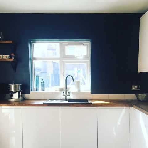 Evening folks. 
Welcome to our dark kitchen... I actually call it the cave cos it’s so dark, even with bright sunshine outside. Made worse by our desire for the dark blue walls ❤️. Currently saving to put a new window on the south facing wall, so we will be bathed in ☀️. Can’t wait! •••
New to this angle are the shelves, made from offcuts from the oak worktop and brackets painted in the same blue as the wall. •••
#hagueblue #myhome #myhomeview #modernkitchen #darkwalls #realhomes #realhomesofinstagram #farrowandball #whitekitchen #myhome #myhomevibe #woodenworktops #oakworktops #wickeskitchen #monochromehome #howimonochrome
#kitchendesign #kitcheninspo #interiordesign #walltowallstyle #interior4inspo #interior4all #darkinteriors
