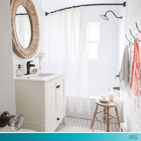 Très chic! Keep is simple. #Simple #Classic #elogant #minimalcolour #minimalcolors #bathroomremodel #houserenovation #homeremodel #newbathtub #treschic #luxurious #luxurybathroom #luxurybathrooms