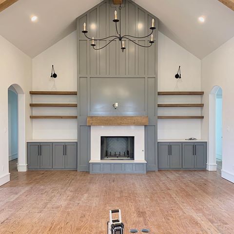 Wood floors finally were installed in the modern farmhouse this past week, and I am thrilled with the result 🙌🏻
I opted for a narrow plank, have been dying to use one in a house, and I think they match the stain color and pull the entire look and feel of this space together 🖤