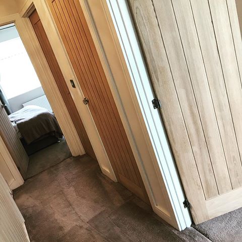 Finally out new doors are all fitted!! Just a coat of oil then their complete ðŸ˜� hope your having a lovely Sunday ðŸ¥°
.
.
.
.
#ikea #newbuild #spending #homedocor #kitchengoals #livingroomgoals #livingroomdecor #luxuryhomes #firsthomebuyer #hinchhaul #instahomes #kierhomes #homegoals #housegoals #hinch #hinching #hinchhaul #hincharmy #cleaningtips #cleanfreak #bathroomgoals #mainbathroom #beforeandafter