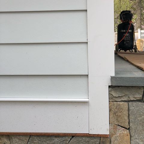 It’s all about the details. Those cuts are perfection! It takes a true #craftsman to get it just right and have the masonry, flashing, siding, and trim all align just right. @james_hardie smooth lap siding with 7” reveal. We are digging it!
.
.
.
.
.
#westportct #connecticut #homebuilder #finehomebuilding #customhome #craftsman #keepcraftalive #finishcarpentry