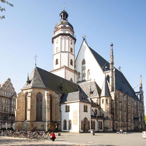 Die Thomaskirche im Herzen der Leipziger Innenstadt. Sie ist das musikalische Zuhause der Thomaner und Ruhestädte von Johann Sebastian Bach. 
#leipzig #leipzigentdecken #thomanerchor #kirche #thomaskirche #leipzigram #ig_leipzig #leipzigtravel #musikstadtleipzig #leipzigliebe #leipzigartig #leipzigfotos #simplysaxony #sachsen #saxonytourism #germany #visitgermany #visitleipzig #thisisleipzig #church #fotocommunitysachsen #stadtfotografie #cityphotography #picoftheday
