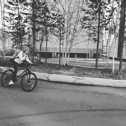 В городе есть крутой поворот, про который я совсем забыла. А этот поворот как раз ведёт под колёса автомобиля, если ты не будешь внимательным то окажешься по машиной. ➖➖➖➖➖➖➖➖➖➖
#инстаграм #велосипедистка #заходит #в #опасный #поворот #тепло #солнце #девчонка #на #велосипеде
➖➖➖➖➖➖➖➖➖➖
@nastya_klinski 
#STELSNAVIGATOR 
#Bike 
#onelove