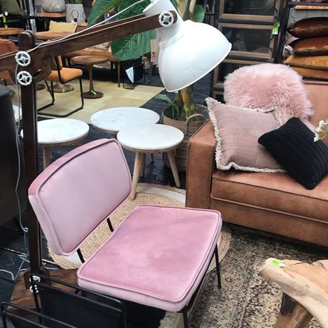▪️L O V E ▪️ Helemaal in love op deze stoel, kijken of ik het voor elkaar krijg...hihihi... #nieuwbouw #nieuwbouwhuis #nieuwbouwwoning #chair #pink #love #vtwonen #vtwonenbijmijthuis #interieurinspiratie #interior #interiordesigner #interior123 #interiorforyou #witwonen #witwonenmetkleur #home #homedecor #interiorlove #lovepink #sunday #weekendvibes