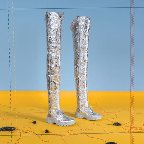Belgian designer Mats Rombaut draws inspiration from natural processes and biotechnology to create striking thigh-high boots in piñatex - a vegetable leather obtained from pineapple leaves - coated in silver.
Explore the Sustainable Thinking exhibition in Florence from April 12th 2019 – March 8th 2020 #museoferragamo #sustainablethinking