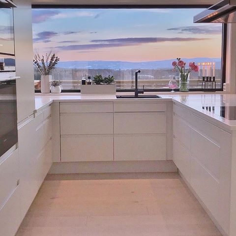 KitchenMood☀️✨
•
•
•
•
#window #view #kitchen #kitchendesign #kjøkken