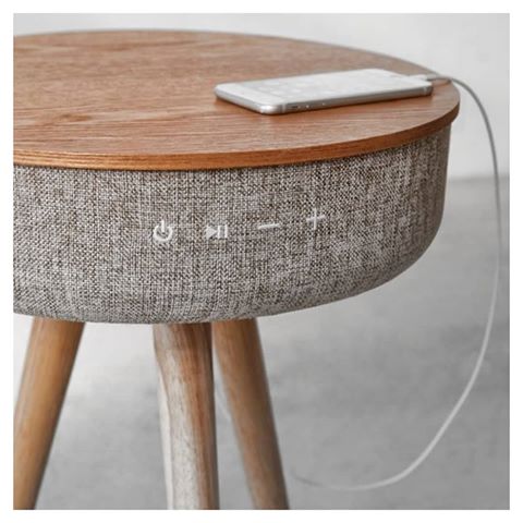 Design of the day.
Ha éjjeli szekrényt kerestek és szerettek zenét hallgatni, miért ne lehetne "hangszóróasztalotok"?
Én teljesen beleszerettem. 😊
Victrola Bluetooth Speaker Table/@urbanoutfitters