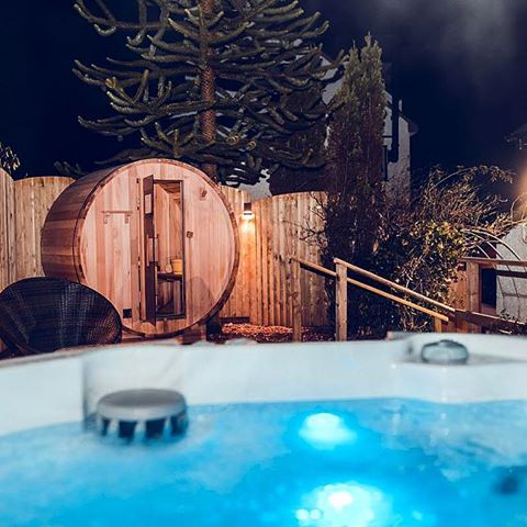 💫 Filed under: Places we’d rather be 💫 The Private Garden Area Of Our PENTHOUSE Suite ❤️
•
#aphroditeshotel #lakedistrict #penthouse #hottub #sauna #bowness