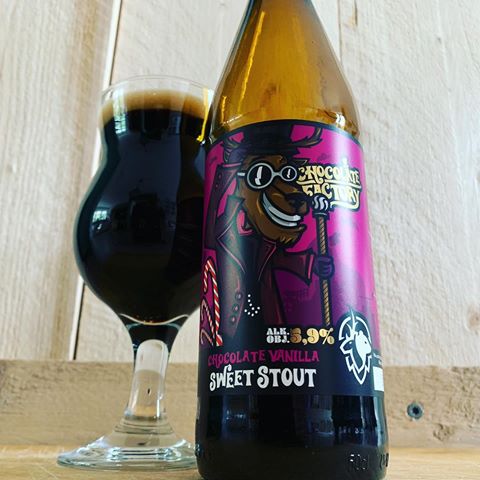 Deer Bear 🇵🇱 - Choclate Factory
Black milk stout with small cream-colored head. Gentle scent of coffee and vanilla. Taste of coffee, milk chocolate, a little bit sweet, light with little body. ABV 5.9%
.
I gave it 3,5 out of 5 on Untappd.
.
Bon salud! 🍻
#beerlover #beers #beerlovers #beerinsta #beercraft #beerporn #beerpong #beerstagram #beer #beerinstagram #beer🍻 #craftbeerporn #craftbeers #craftbeerlover #craftbrew #craftbeer #speciaalbier #instabeer #beersofinstagram #craftbeerlife #craftbeernotcrapbeer #beertography #craftbeerporn #beergasm #beeroftheday #beernerd #beerme #cerveza #øl #pivo