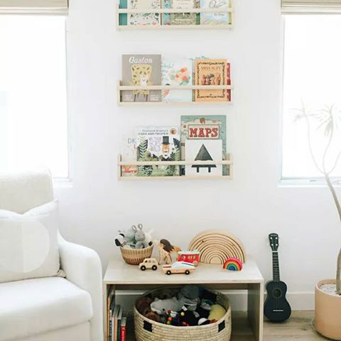 STORAGE | We’re big fans of simple and stylish storage solutions at @est.kids (but really, who isn’t?), especially when those solutions can resemble wall-art too.
DESIGN @amanda100lc 
PHOTOGRAPHY @jeffmindell
