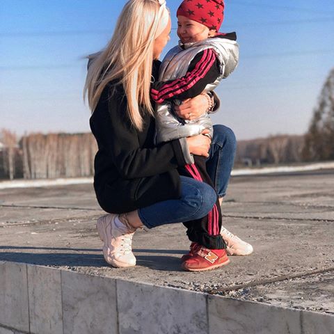 Как же быстро растут чужие дети 😍
Малышка стало совсем большая 🖤
#прогулка#малышка#бердск #фотобердск #фотодня