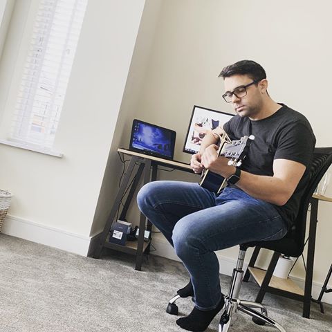 Day 9 - a moment of creativity. Since moving, Stu has picked up the guitar again and is channelling his inner musician! 🎸 He’s yet to serenade me 🤣 
#stmodwenhomes #individualmoments #individualasyouare #newhome #newbuild #guitar #realhomes #interiorinspiration #homeinteriors #interiordesign #rockstar #chill #music