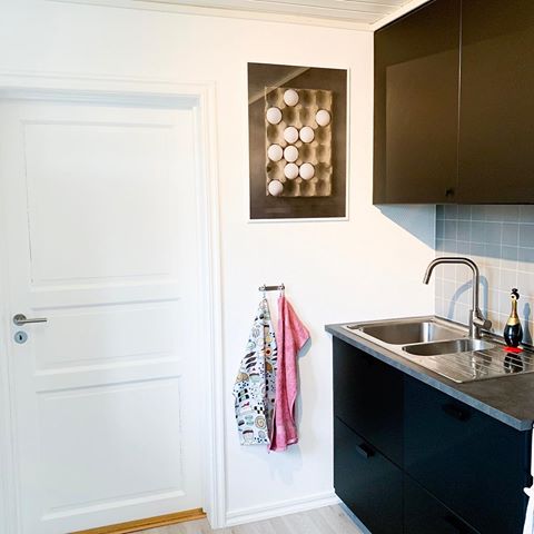 Såhär fin blev en av tavlorna jag fick i samarbete med @artyswede! Älskar motivet med äggen. Det blev riktigt snyggt mot våra svarta köksluckor! 🙌🏻
.
.
.
.
.
.
.
.
.
.
#jenniehillevi #artyswede #swedishart #photo #photoart #interiordesign #interior123 #instahome #interiorboom #kitchendesign #kitcheninspo #myhome #lovehome #lovehouse #ourhome #followtofollow #instadecor #housetohome #fromwhereistand #homelovers #homestyle #lovemyhome #interiordesign #scandinaviandesign #renovation #homedesign #interiordesign #interiorhomedecor #homedecor