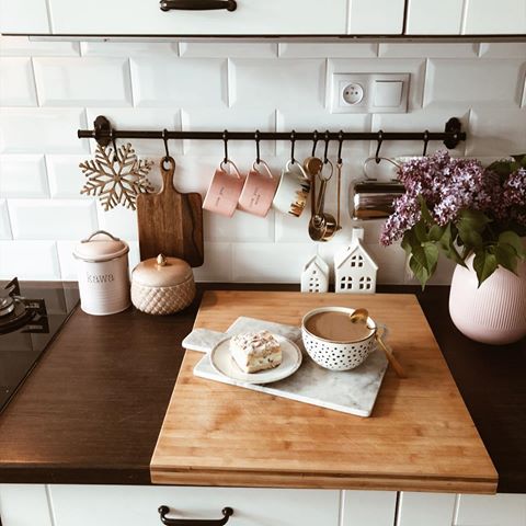 I w końcu mamy piękny pachnący bez 🌱Kto lubi ? ☺️ ————————————————————
#kitchendesign #kitchen #mykitchen #kitcheninspiration #timetorelax #cups#cupcollection #kitchendesign #diy#diyhome#interiordesign #design #interior2you #interiorismo #interior4inspo #interiør #interiør4all #interiørdesign #ikeapolska#hmhome#polskiewnetrza