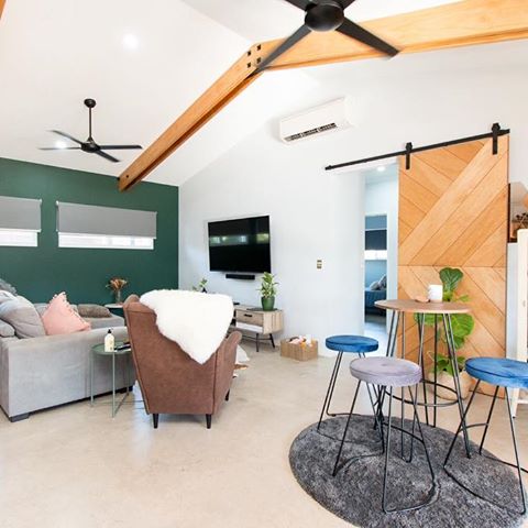 Love the ceiling detail on this one ❤️ #tarynyeatesphotography
.
.
.
©tarynyeatesphotography
#broomebuilders #greenfeaturewall #propertyphotography #realestate #property #interiors #interiordesign #homestyling #homedesign #concretefloor #barndoor
