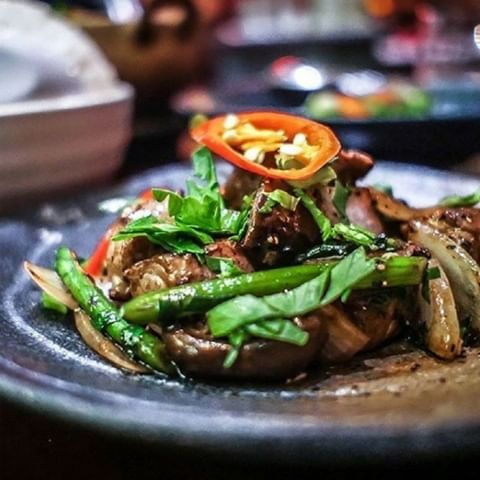 Our delicious Bo Luc Lac - Riverine Black Angus MBS 2+ beef strip loin wok tossed with capsicum, green peppercorns and garlic chives ⠀
One of our signature dishes. Simple flavours, that tantalise your tastebuds!⠀
⠀
Join us for dinner tonight from 6pm. BOOK NOW - www.redlantern.com.au/reservations (02 9698 4355) ⠀
.⠀
.⠀
.⠀
.⠀
.⠀
.⠀
.⠀
.⠀
.⠀
.⠀
#redlantern #paulinenguyen #lukenguyen #markjensen #foodie #foodgram #foodstagram #foodpic #foodgasm #foodporn #instafood #foodlover #eeeeeats #foodiegram #sydneyeats #sydneyfood #ilovesydney #sydneyfoodie #sydneylocal #mealforameal #igsydney #vietnam #sydneyfoodporn #sydneyrestaurants #sustainable #sydney #vietnamese #thelaststraw #sydneydoesntsuck