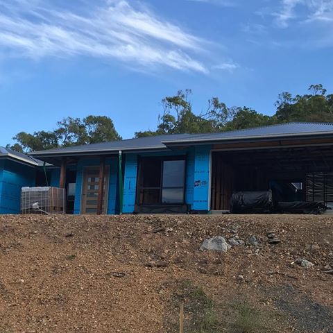 Wrapped and ready to brick! Our new build at Inverness, Yeppoon is coming along nicely. Check out that Pavillion style roof over the alfresco area 😍. Bring on the brickies and plasterers!
#chriswarrenhomes #builder #progressupdate #yournewhome #inverness #beachliving #bestofbothworlds